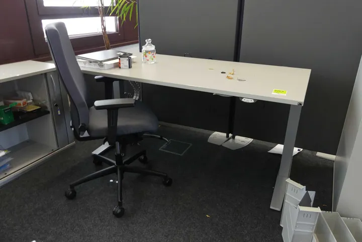 Elektrisch höhenverstellbarer Schreibtisch mit Bürostuhl Maße in cm ca. 160 x 80